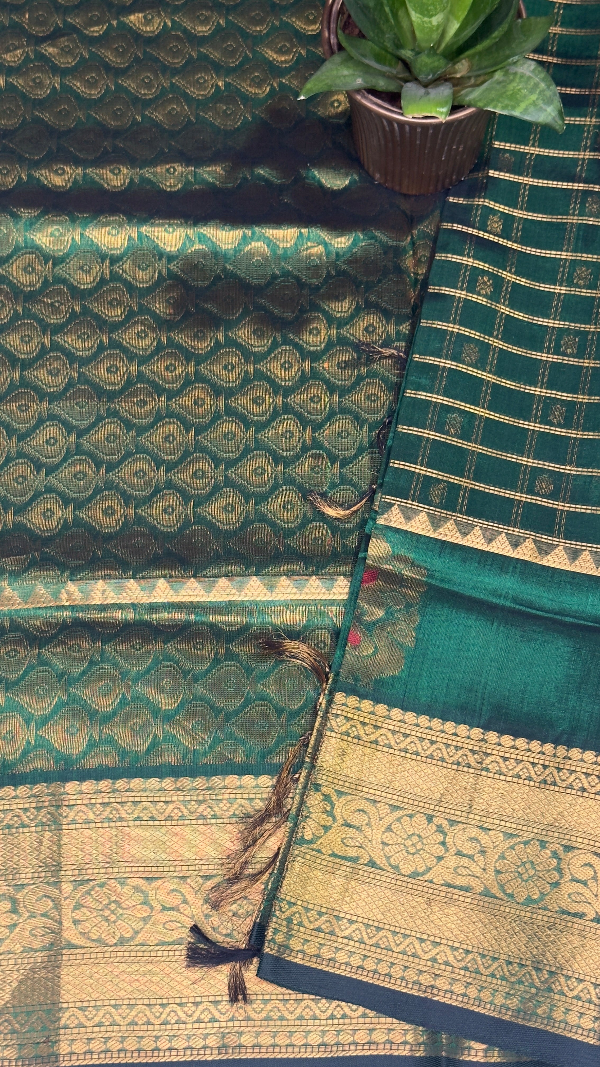 BEAUTIFUL VINTAGE PURE MANGALAGIRI PATTU SAREE IN RICH GREEN COLOR WITH GAP BORDER